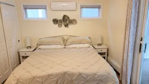 Stylish downstairs apt. Walk to town, train, & beach ferry! Off-street parking. - Image 5