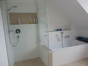 Rummelig lejlighed med balkon og elevator med udsigt over bjergene - Image 2