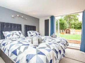 Cheerful 6 bedroom property with cinema room - Image 4