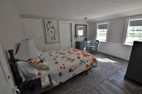 Room 08 - King Room  - Handicap accessible - Image 5