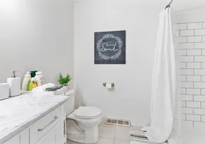 Chic Townhouse Near SPAC, Restaurants, 3 bedrooms, King Beds, Pet Friendly - Image 3