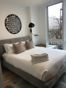 Sun-kissed 3BR Loft With Patio Minutes to NYC - Image 4