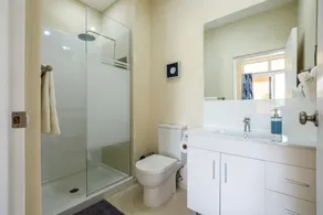 Modern Condo with Pool, Nearby Beaches & The Gap - Image 4