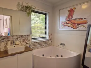 Casa Beaufort~eco home, massage, baths & bush views - Image 3