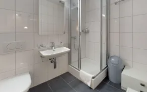 Centrally located apartment house, about 10 minutes walk from St. - Image 2
