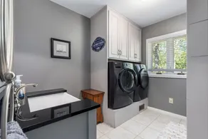 Stunning 4 Bedroom Lake Home close to everything!! - Image 2
