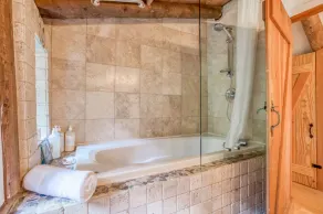 Abgeschiedene Oase mit Whirlpool, großer Terrasse, privatem Bach, 6 Minuten zum Strand! - Image 5