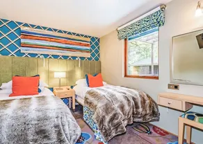 Traditional lodge with one double and one twin. - Image 4