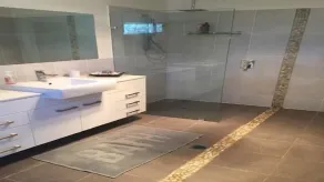 Très moderne et confortable, très proche de la rampe de mise à l'eau, de la baie et de la plage! - Image 3