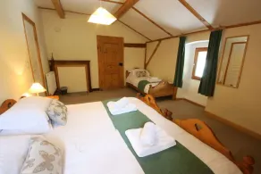 Unik, charmerende chalet med ensuite værelser, boblebad og spillerum - Image 3