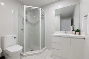 Bright 2-Bed Apartment with Balcony & Garage - Image 3