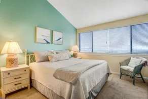 Ocean-view 4th-floor condo with balcony, outdoor pool & central AC - Image 4
