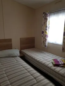 8 Berth Caravan with Spacious enclosed garden - Image 4