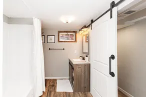 Entire cabin king bed fully stocked kitchen & free parking ideal for long stays! - Image 4