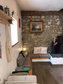 Authentic stone house in an old farmyard - Image 2