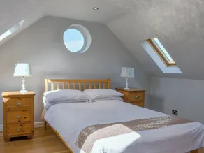 2 bedroom accommodation in Chittering - Image 3