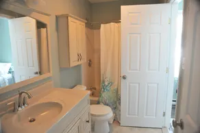 Peaceful getaway convenient to local amenities including beach, boating & food - Image 3