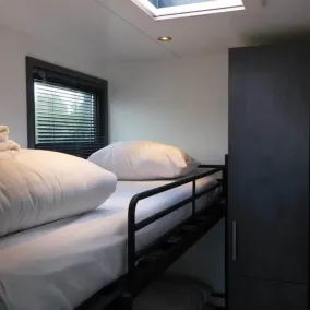 Boot Zonder Naam Houseboat in Volendam - Image 2