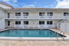 Boutique Hotel Queen room w/ Bunk bed. POOL, LOCATION! Walk to BEACH/Restaurants - Image 2