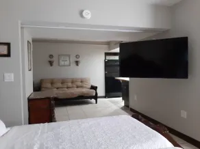 Upscale studio apartment newly remodeled - Image 5