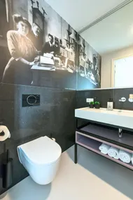 Apartamento exclusivo com cozinha e casa de banho privativas, inspirado na arte abstrata de Lena Mil - Image 5
