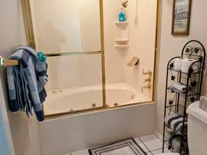 Clean condo, full stocked kitchen with screened in porch! - Image 3