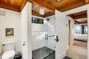 Exquisite oceanfront home with balcony, gym, & washer/dryer - Image 4