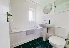 Comfy 3BR Flat on Quiet Street in Wollaton - Image 3
