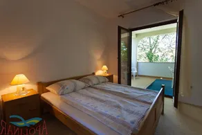 Spacious apartment with terrace and garden - Image 4