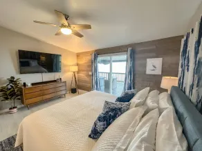 Lakefront 5 Bedroom Vacation Home - Sleeps 12! - Image 5