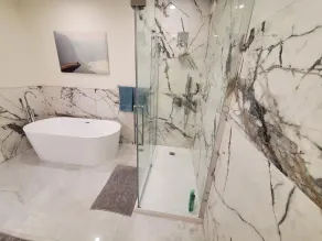 Modern & Luxurious. 4BR. Sleep 12. Minutes to downtown - Image 4