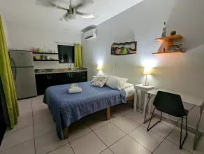 Fully equipped studio, short walk to beach, stores and restaurants - Image 3