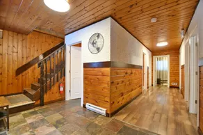 Chalet de style suisse «déjà bleu» avec bain à remous extérieur - Image 2
