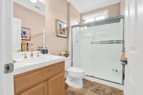 Brentwood Posh 5-Bedroom w/steam shower near hwy - Image 4