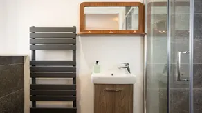 Two Queens Houses -  a house that sleeps 10 guests  in 5 bedrooms - Image 5