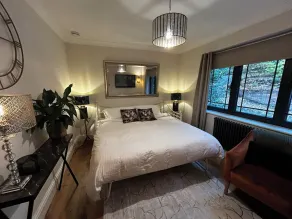 Luxury Surrey Hills 5BR with hot tub, set in woodland - Image 5