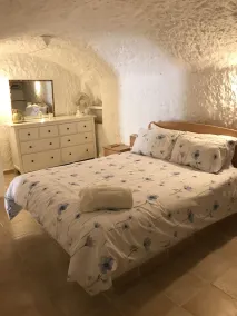 Cave with private pool - Image 3