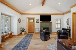 Downtown Craftsman with King Bed and Private Yard - Walk Everywhere - Image 2
