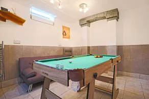 Spacious House • PoolTable • FreeParking • Balcony - Image 2