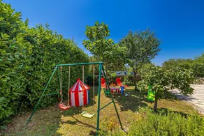 Hébergement adapté aux familles avec barbecue, terrasse et jardin | Vue piscine - Image 2