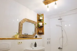 Modern, cozy & central - kitchen, parking space, Netflix & more - Image 3