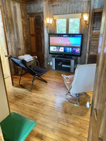 Cozy cabin nestled on the shores of Lake Champlain - Image 2