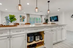POOL HOUSE, CLOSE TO THE BEACH & DOWN TOWN NAPLES! *** WITH GAME ROOM*** - Image 2