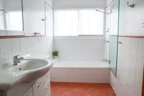 Spacious 3-Bed Home in Central Tenterfield - Image 3