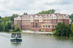 2 Bedroom | Equipped Suite Near the River - Image 5
