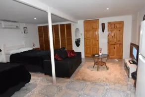 Spacious contemporary Studio Apartment with swimming pool 5 mins walk from beach - Image 5