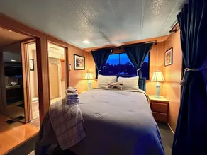 Dockside Retreat Aboard Savannah Rae - Image 3