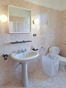 By the sea, 3 bedrooms, garden, and private parking spaces, near Lerici and the Cinque Terre - Image 5