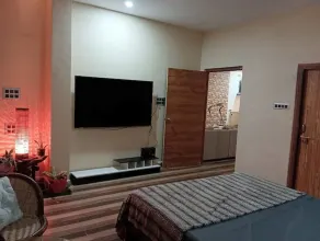 T2 Lovely 2 bedroom hill view with covered parking - Image 3
