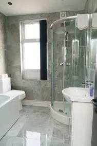 Modern 2 bedroom house -near Leeds - Image 2